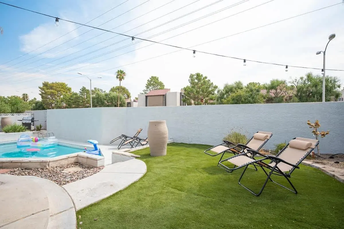 Poolside Paradise On The Strip ラスベガス 別荘