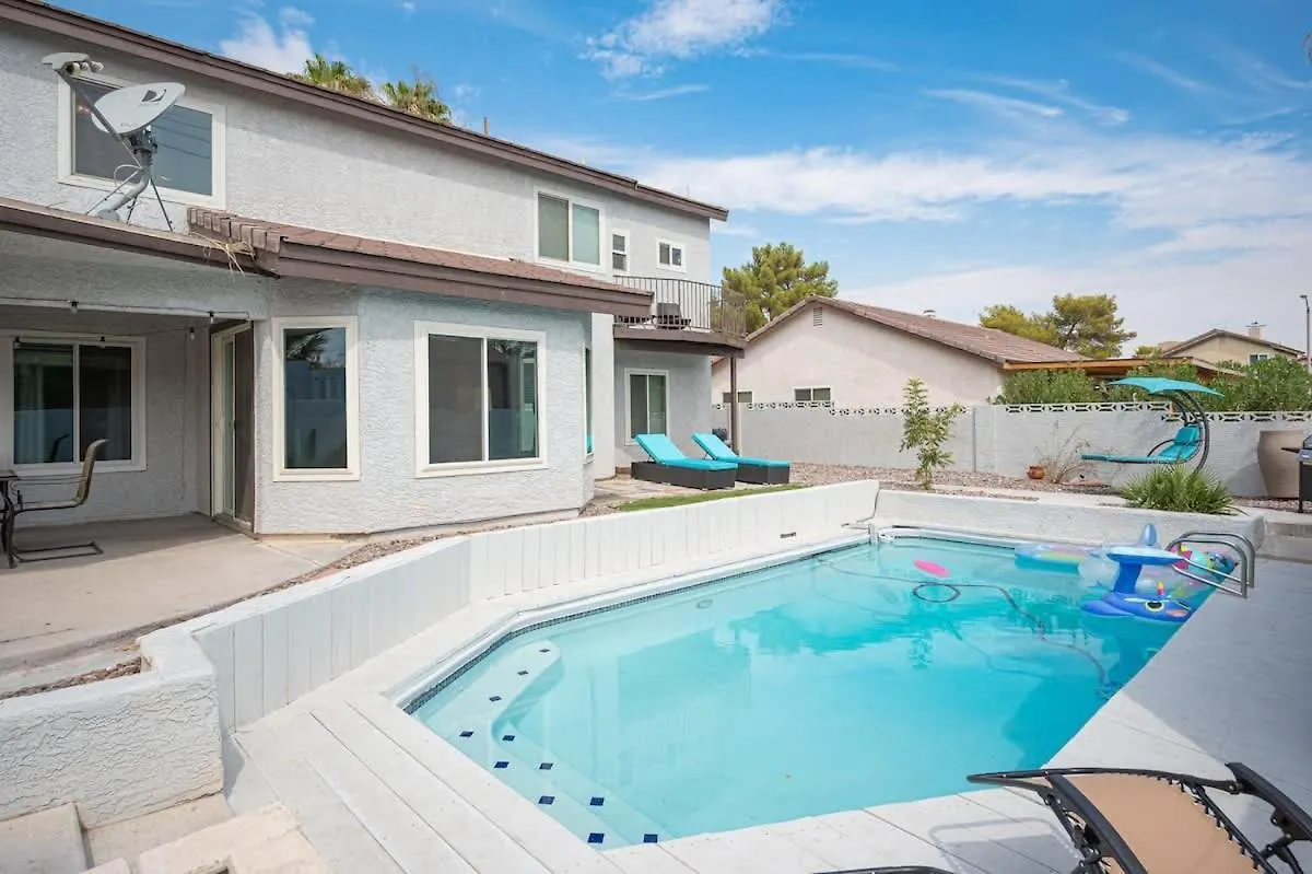 Poolside Paradise On The Strip location